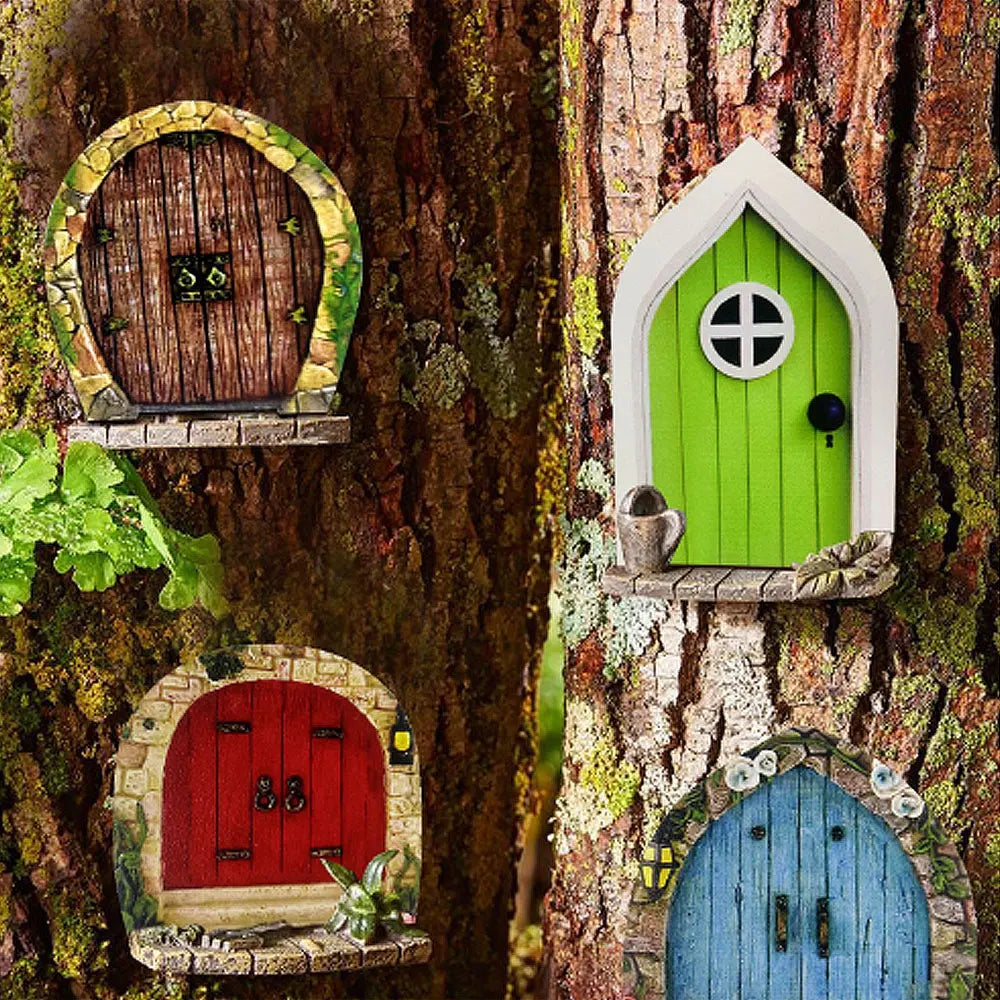 portes fées miniatures bois décor maison poupée vert bleu rouge motifs floraux elfiques