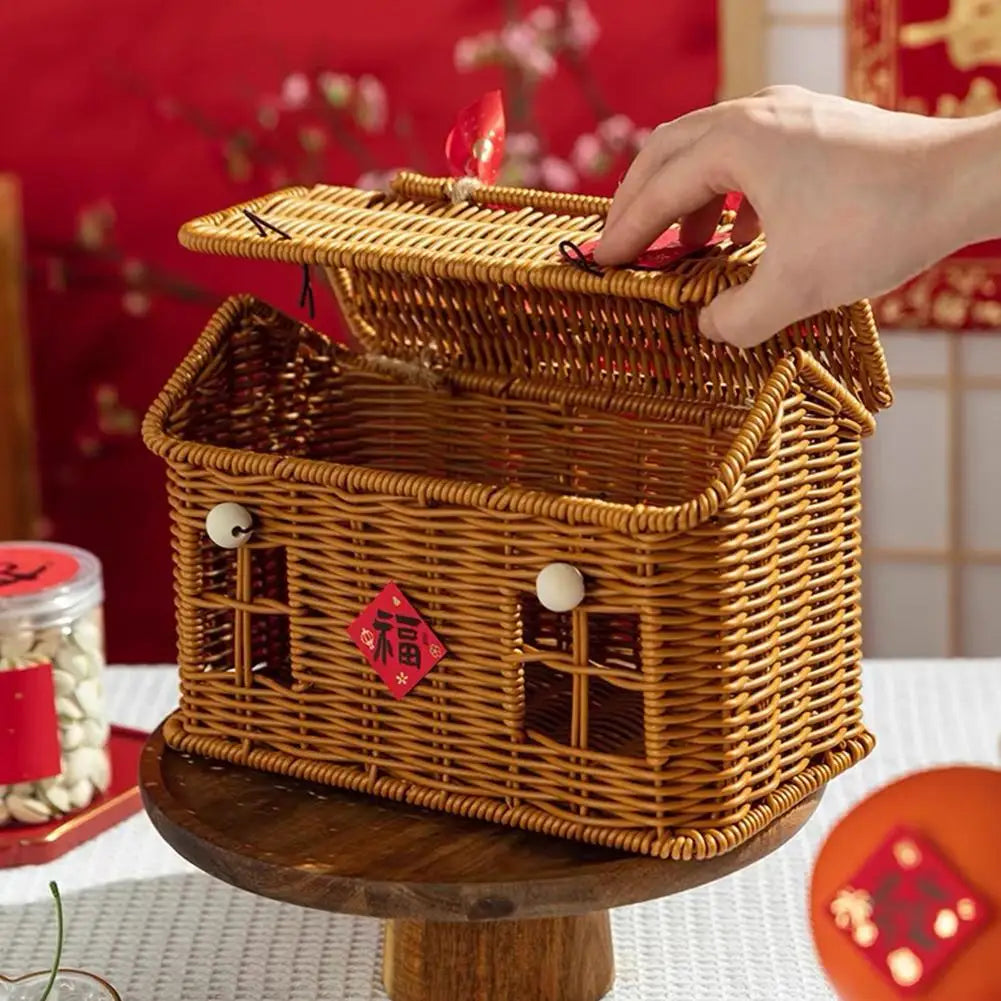 panier tressé maisonnette forme traditionnelle marron clair ouvertures fenêtres poignée arc
