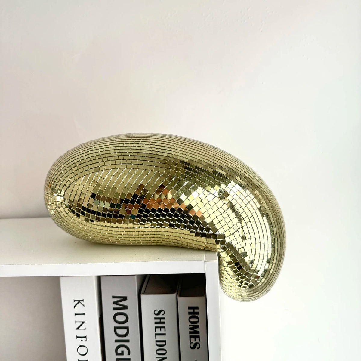 décoration intérieure boule miroir argentée moderne effet mosaïque brillant disco ball