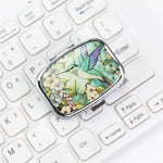 boîtes pilules compartiments bouton fermure artisanal motif abeille floral géométrique