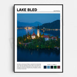 Le pittoresque village de l'île du lac Bled, en Slovénie, offre une vue imprenable sur la majestueuse église de l'Assomption de Marie, avec sa tour élancée se reflétant dans les eaux cristallines du lac entouré de montagnes.