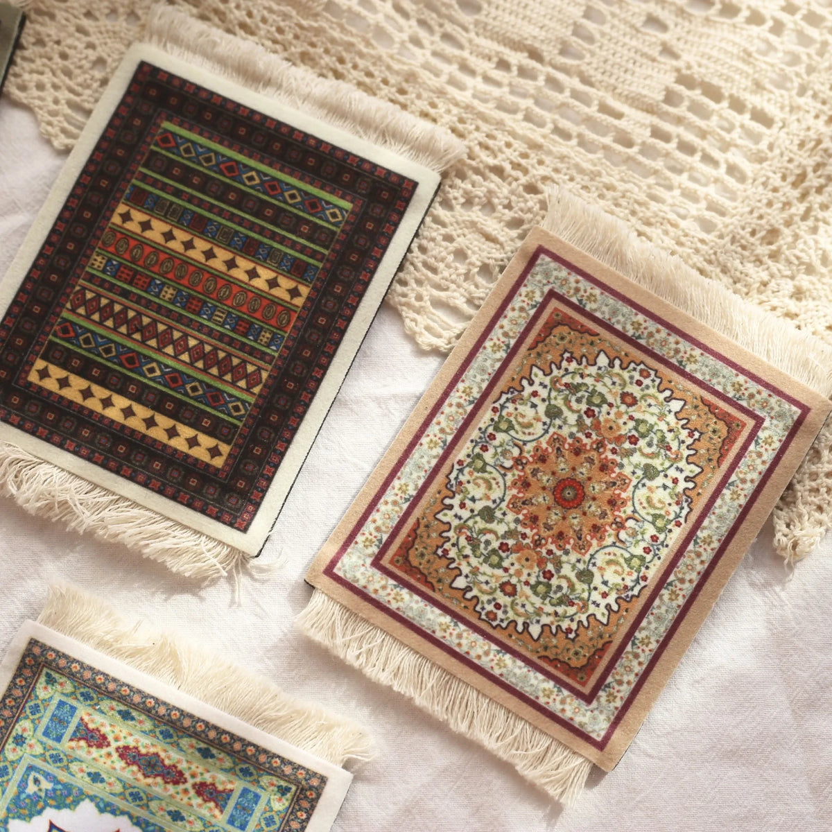 tapis table classique ornements floraux motifs géométriques franges rouge vert bleu beige blanc respectueux