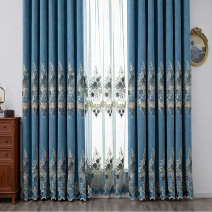 Vue d’ensemble d’un ensemble de rideaux bleu pétrole brodés avec tulle assorti au centre, installés sur une grande fenêtre de style classique.
