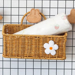 panier suspendu tressé osier rustique beige blanc orange rouge pommes fleurs décoration farmhouse