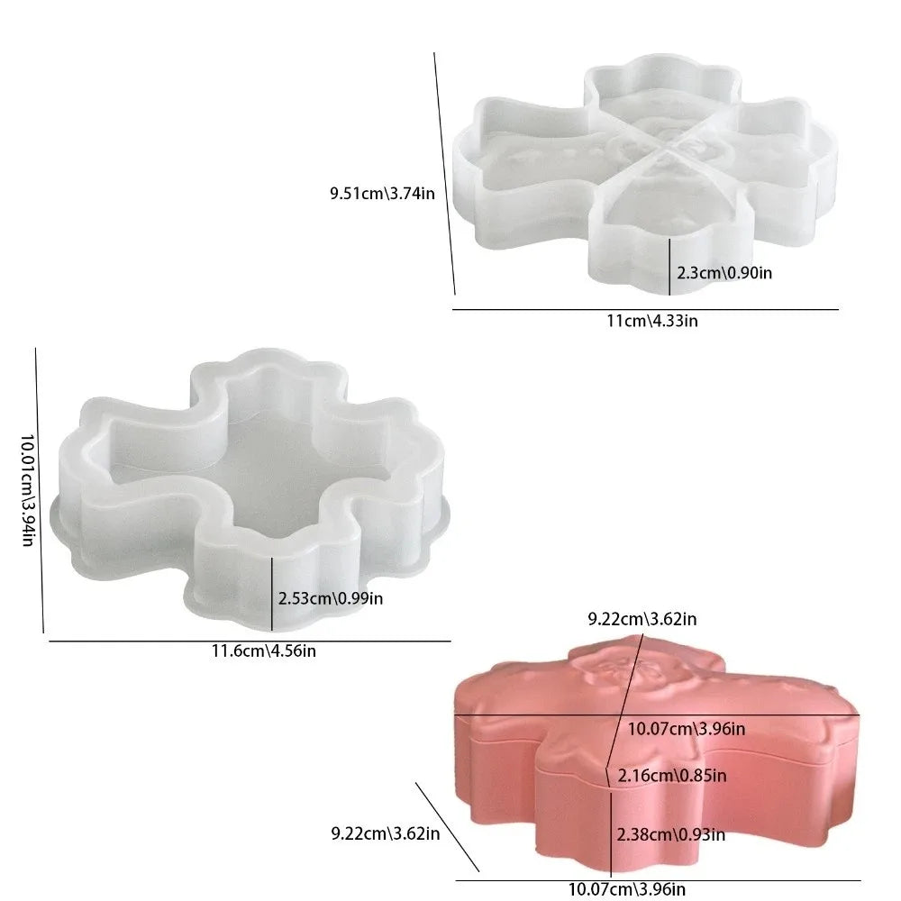 moule gâteau forme trèfle motif floral couvercle ondulé blanc rose pâle gris clair décoration