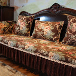 Un canapé baroque en bois sombre avec des coussins ornés de motifs floraux aux couleurs chatoyantes, créant une atmosphère luxueuse et élégante.