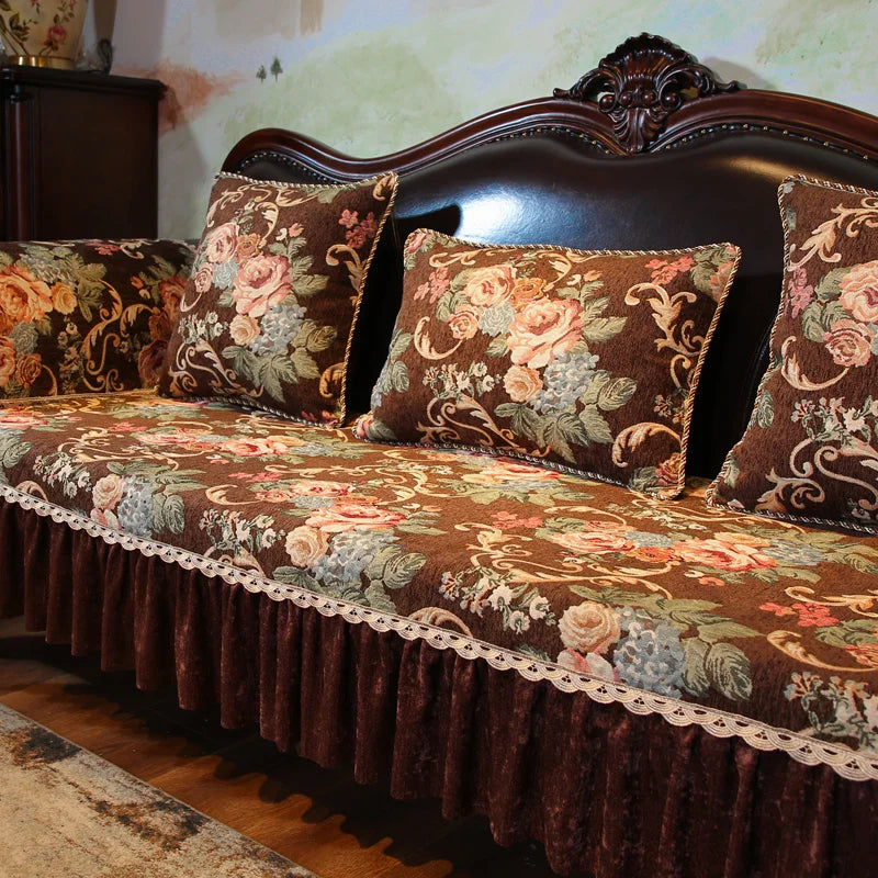 Un canapé baroque en bois sombre avec des coussins ornés de motifs floraux aux couleurs chatoyantes, créant une atmosphère luxueuse et élégante.