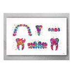 Cette image colorée représente différents éléments dentaires tels que des dents, des implants et un appareil dentaire, rendus de manière artistique et abstraite à l'aide de formes et de couleurs vives.