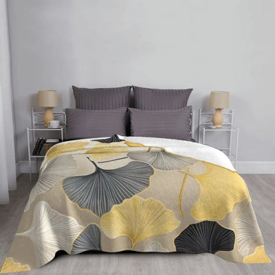 Couvre-lit Ginko doré et beige sur lit double, décoration élégante pour chambre
