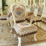 Des chaises vintage ornées de dentelle et de motifs floraux dans un décor élégant.