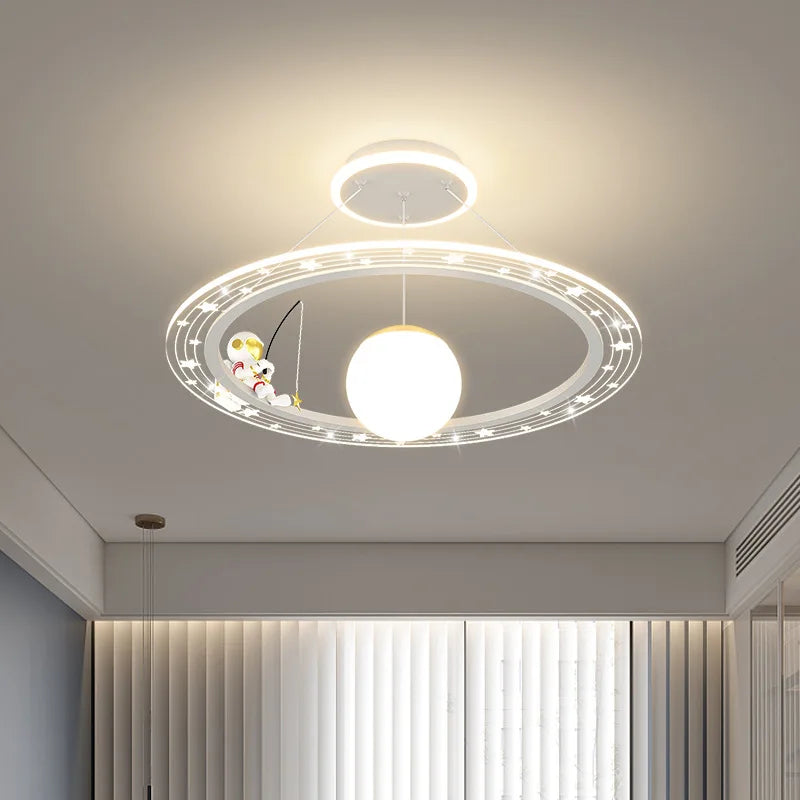 suspension lumineuse moderne astronaute étoiles blanche dorée bleue anneaux concentriques