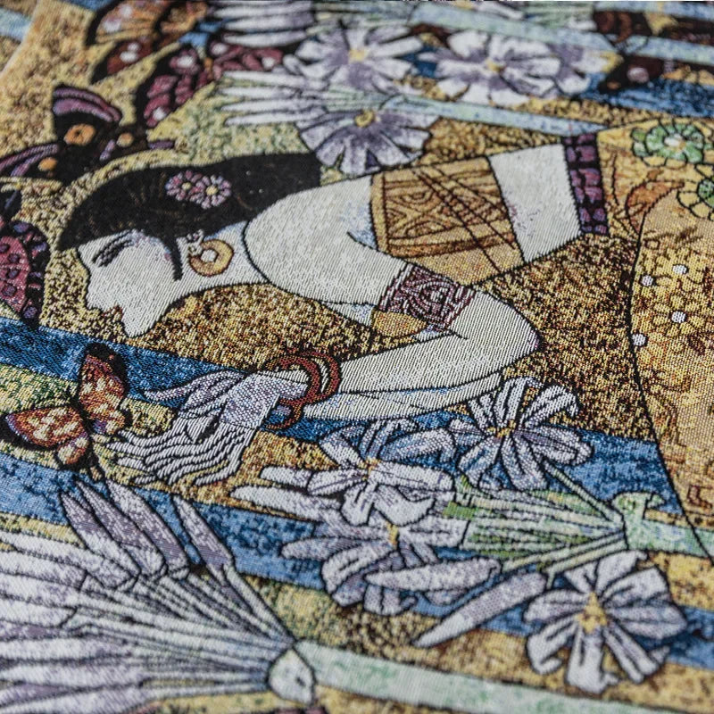 Image d'un textile orné de motifs artistiques représentant une scène colorée avec une femme entourée de fleurs et de papillons. Les détails complexes et les couleurs vives créent une ambiance captivante et artistique, idéale pour une décoration intérieure unique. Parfait pour ajouter une touche d'élégance à votre espace.