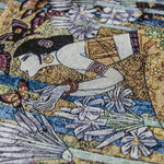 Image d'un textile orné de motifs artistiques représentant une scène colorée avec une femme entourée de fleurs et de papillons. Les détails complexes et les couleurs vives créent une ambiance captivante et artistique, idéale pour une décoration intérieure unique. Parfait pour ajouter une touche d'élégance à votre espace.