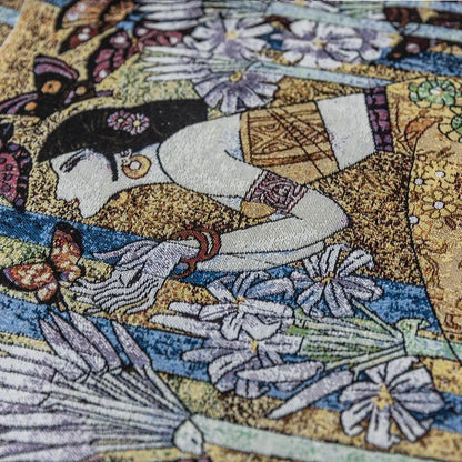 Image d'un textile orné de motifs artistiques représentant une scène colorée avec une femme entourée de fleurs et de papillons. Les détails complexes et les couleurs vives créent une ambiance captivante et artistique, idéale pour une décoration intérieure unique. Parfait pour ajouter une touche d'élégance à votre espace.
