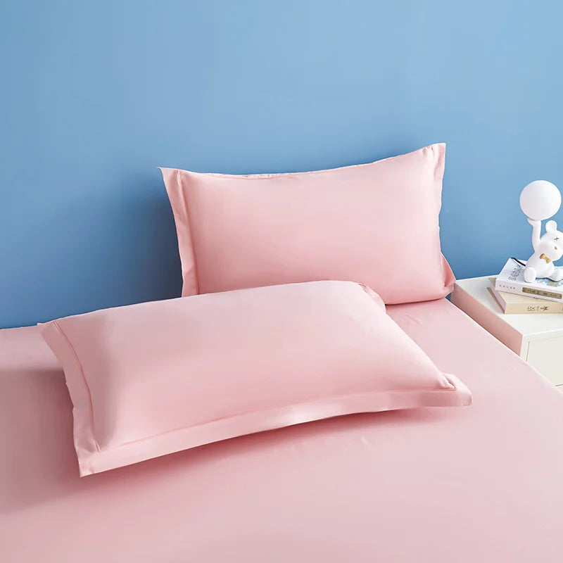 L'image montre un oreiller rose pâle sur un lit avec un mur bleu clair en arrière-plan, créant une ambiance apaisante et relaxante dans la chambre.