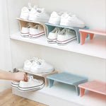 organisateur chaussures étagère rangement minimaliste cintre fer alvéoles circulaires relief blanc beige
