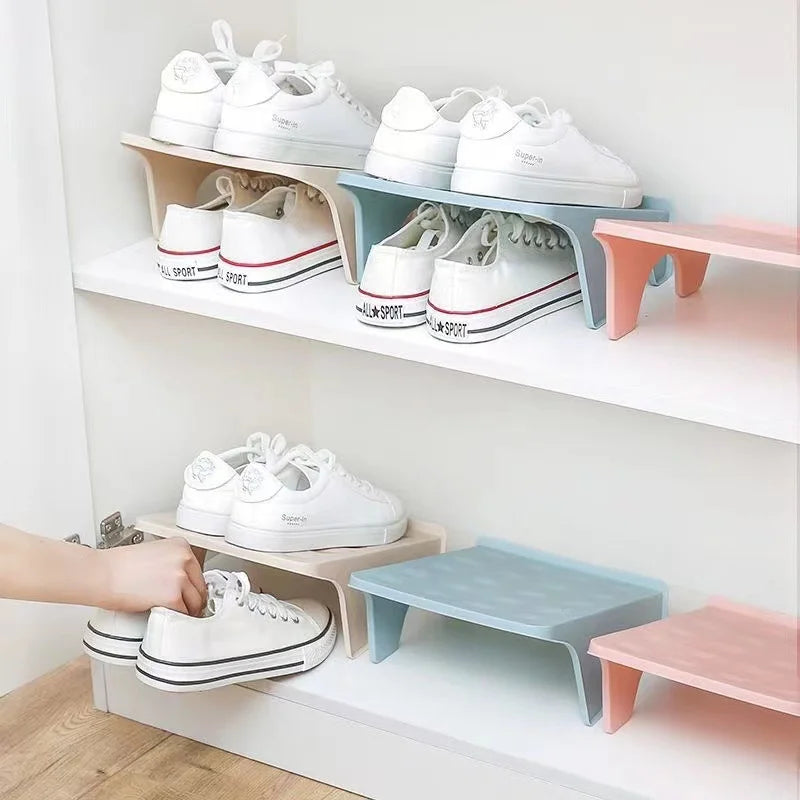 organisateur chaussures étagère rangement minimaliste cintre fer alvéoles circulaires relief blanc beige