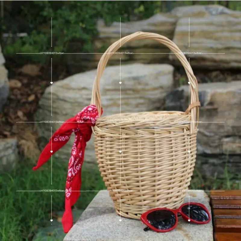 panier osier tressé naturel poignées cuir foulard rouge lunettes soleil rouges traditionnel