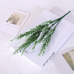 décoration intérieure moderne bouquet fleurs artificielles violettes feuilles pointues pot noir mariage anniversaire
