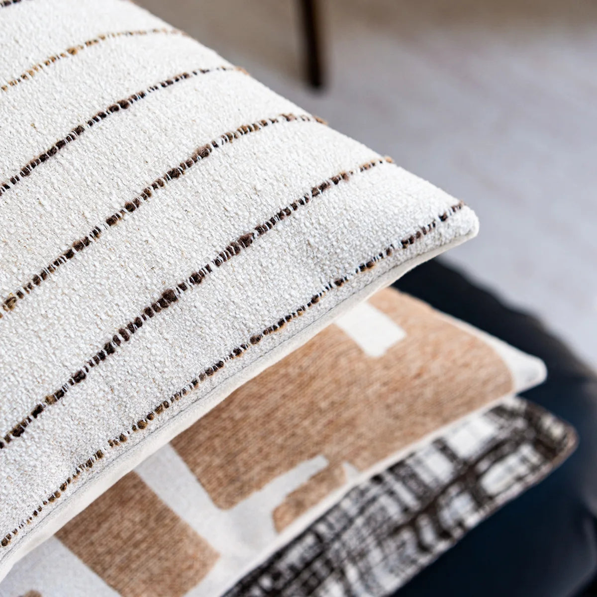 housse coussin polyester géométrique moderne beige blanc decoration intérieure canapé chaise voiture