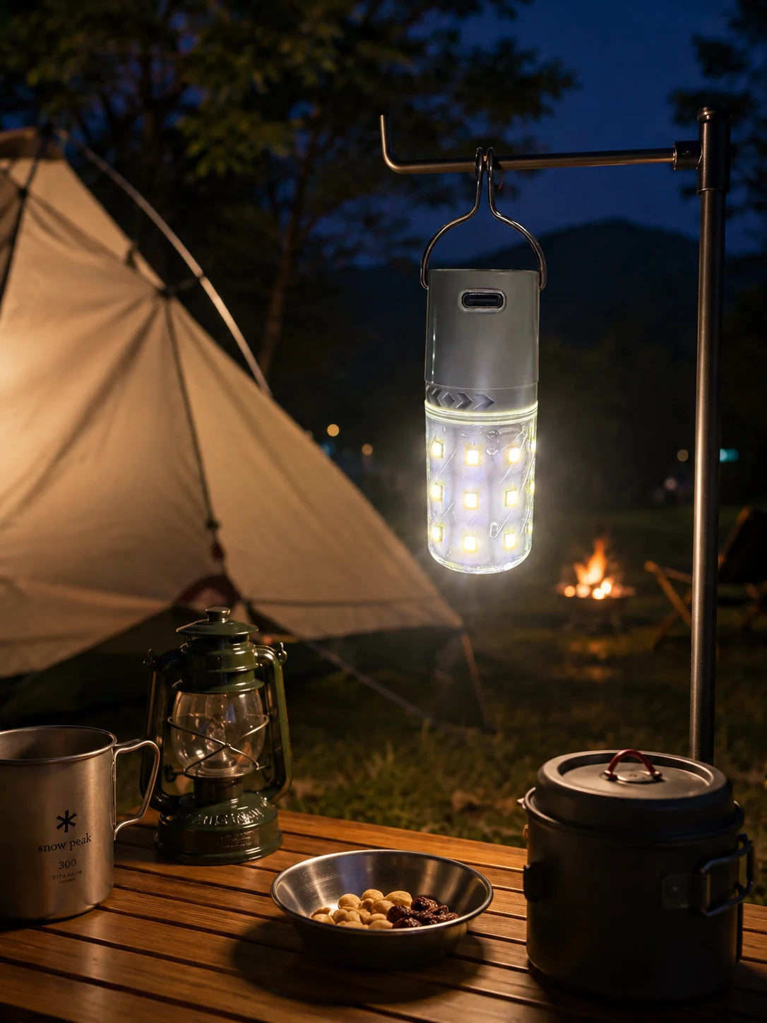 lampe camping rechargeable led transparente moderne compact crochet usb blanc