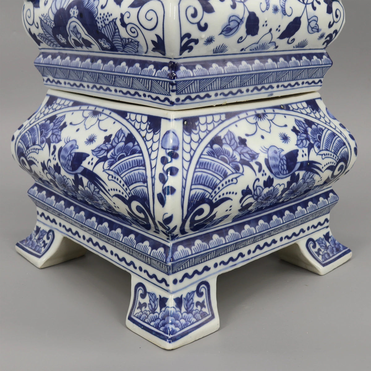 Une élégante urne en céramique bleue et blanche avec des motifs floraux et géométriques complexes.