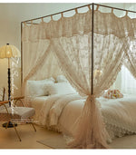 Cette chambre à coucher est meublée avec soin, avec un lit à baldaquin orné de dentelle délicate et de coussins moelleux, créant une ambiance romantique et élégante.