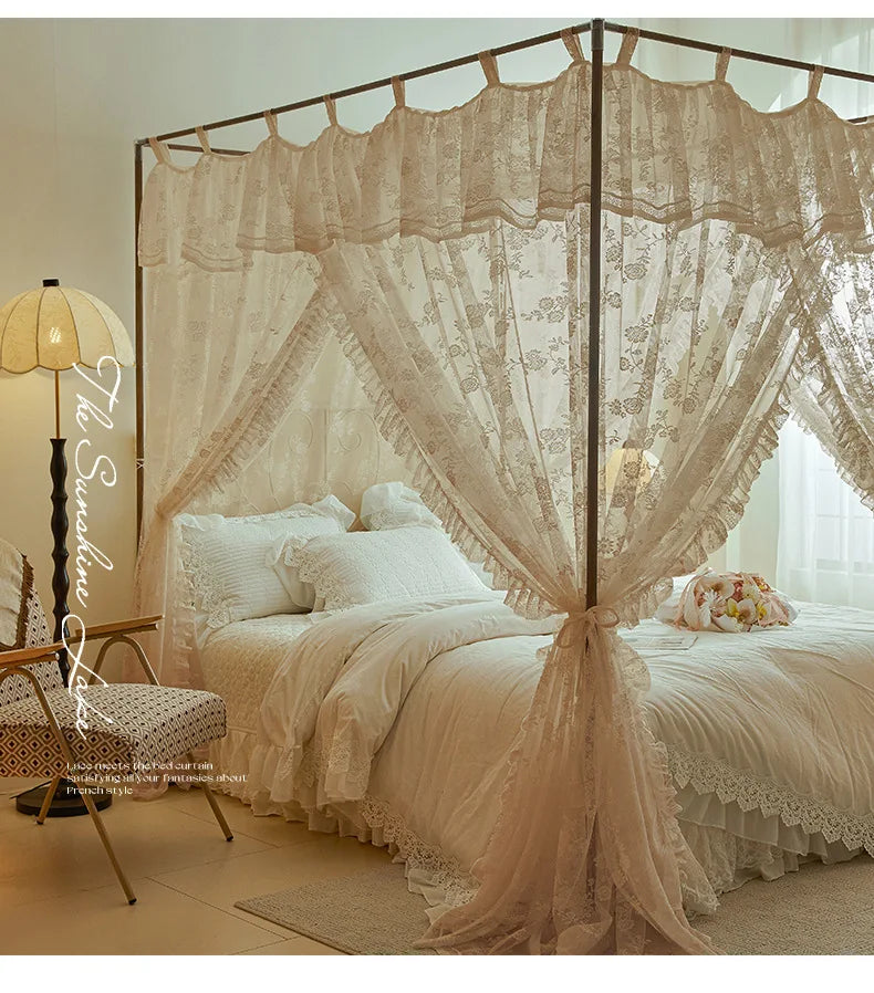 Cette chambre à coucher est meublée avec soin, avec un lit à baldaquin orné de dentelle délicate et de coussins moelleux, créant une ambiance romantique et élégante.