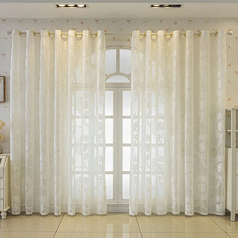 Rideaux transparents élégants pour salon, parfaits pour laisser entrer la lumière tout en préservant l'intimité. Design raffiné avec motifs discrets, idéal pour une décoration intérieure moderne. Solution pratique et esthétique pour habiller vos fenêtres.
