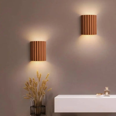 Applique murale LED G9 en résine couleur blanc installée dans un salon
