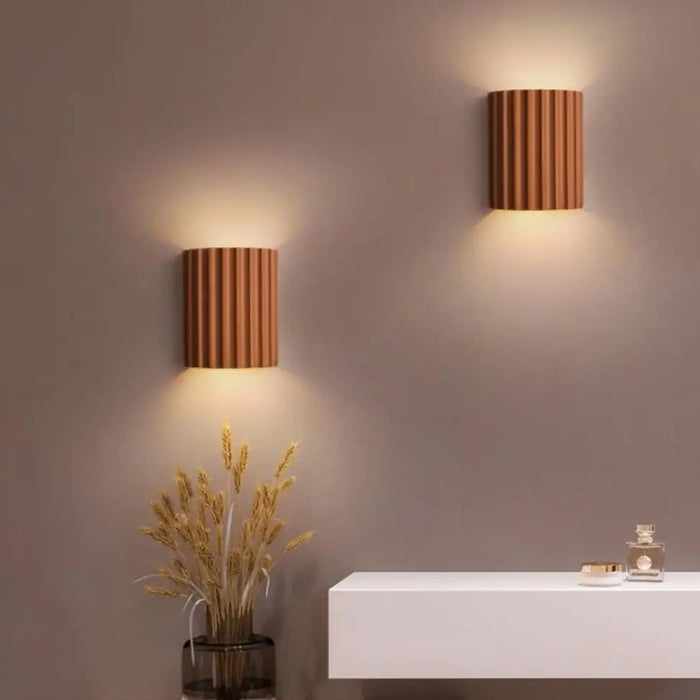 Applique murale LED G9 en résine couleur blanc installée dans un salon