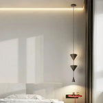 suspension lumineuse moderne minimaliste trois abat jours blanc cassé marron foncé lisse mat