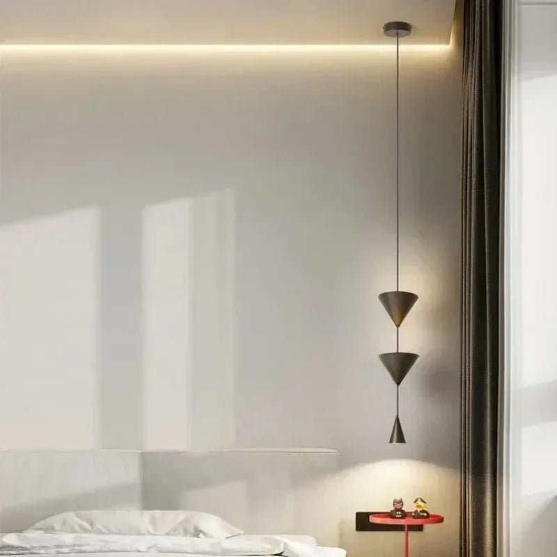 suspension lumineuse moderne minimaliste trois abat jours blanc cassé marron foncé lisse mat