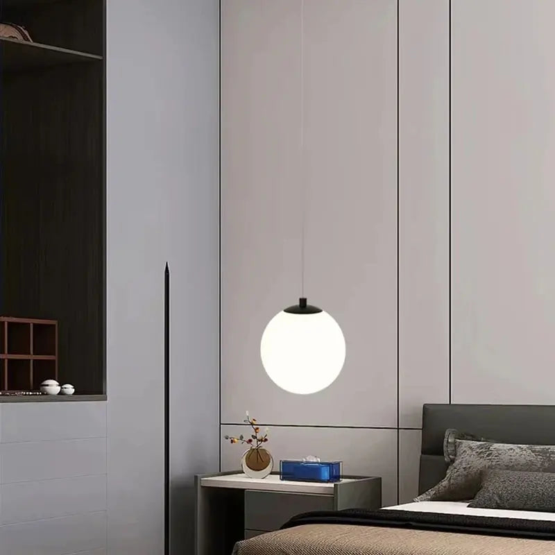 suspension lumineuse pendentif verre blanc structure dorée éclairage moderne chambre étude