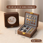 boîte bijoux bois foncé classique gravure fleurs bouton doré anneaux boucles oreilles bracelets tissu