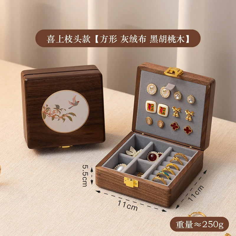 boîte bijoux bois foncé classique gravure fleurs bouton doré anneaux boucles oreilles bracelets tissu