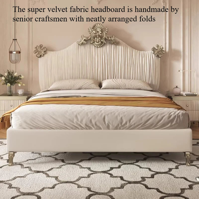 tête lit classique beige plissé pieds métalliques dorés oreillers draps couvre lit bois chambre