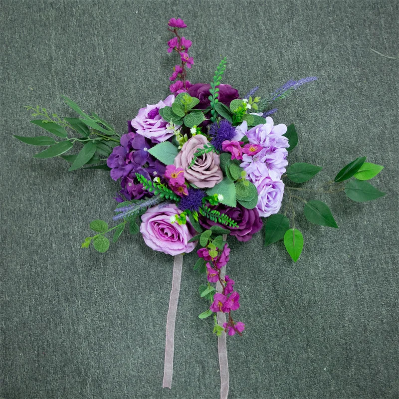 Chemin de table de mariage avec guirlande de fleurs rouges