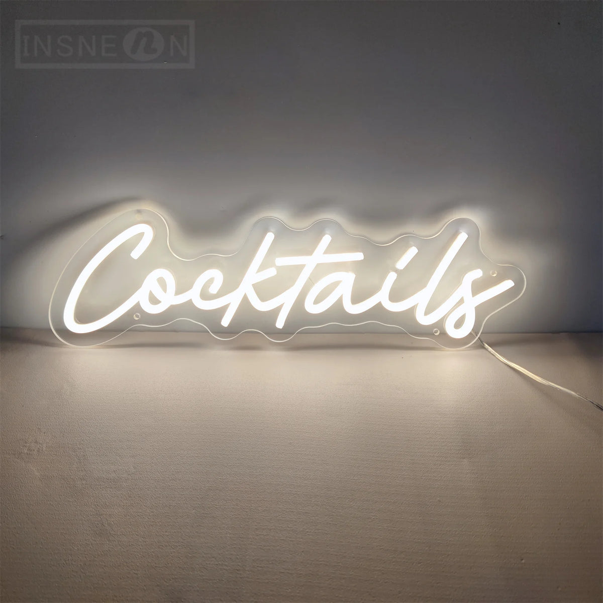 enseigne lumineuse cocktails néon blanc lettrage stylisé décoration intérieure bar pub magasin bière USB