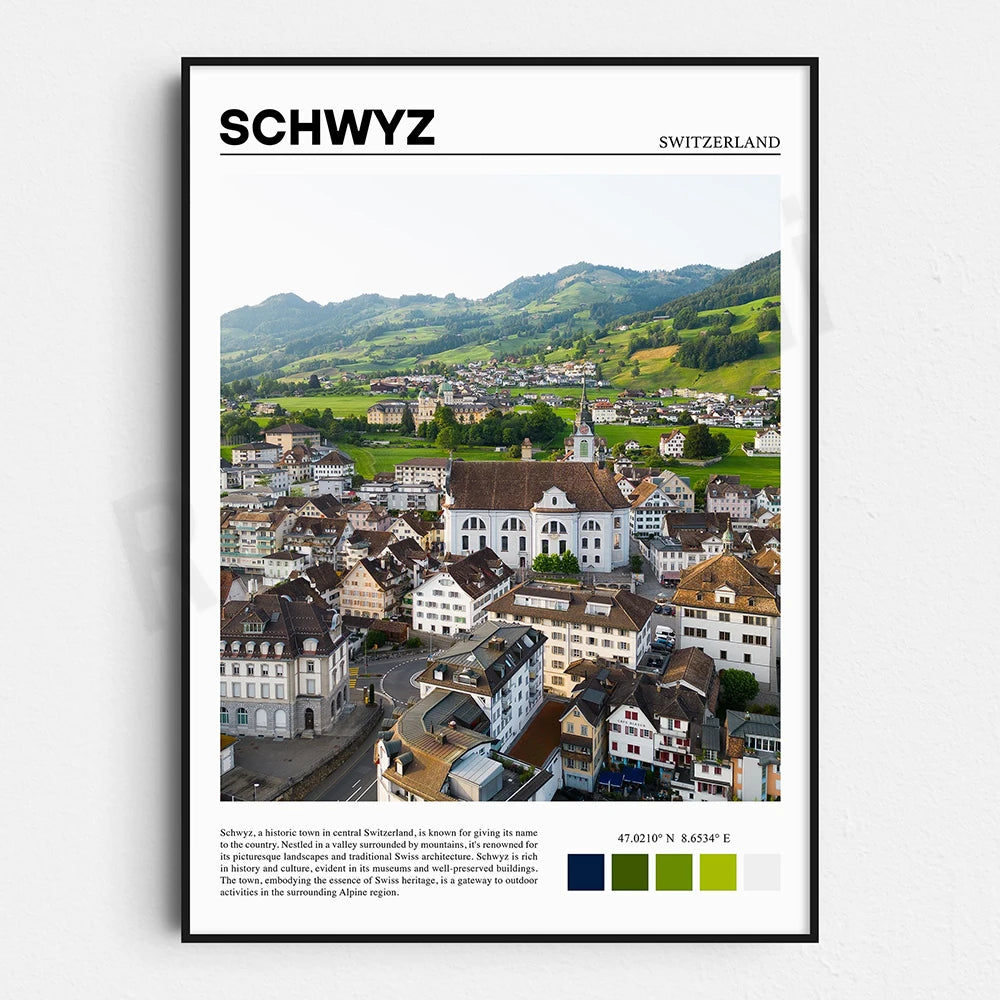 L'image montre une vue panoramique de la ville de Schwyz, en Suisse, nichée dans une vallée entourée de montagnes. Les toits en pente des bâtiments historiques et les clochers des églises se détachent sur un paysage vallonné verdoyant, faisant de Schwyz une destination pittoresque pour explorer le riche patrimoine architectural suisse.