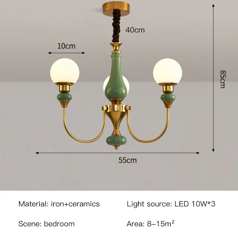 Chandelier classique vert doré globes blancs élégant chambre salon