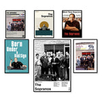 Cette image est un collage de plusieurs affiches et images liées à la série télévisée à succès Les Soprano, montrant les personnages principaux et différentes scènes clés de la série.