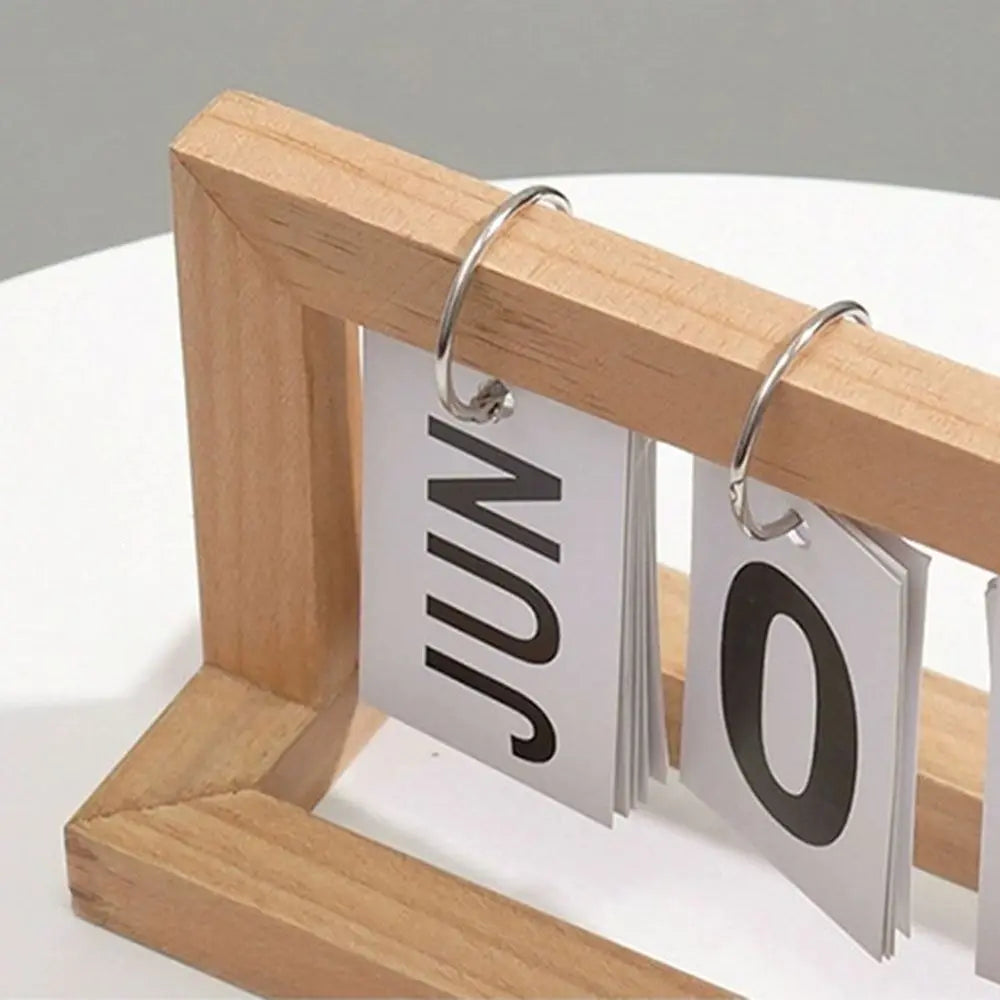 calendrier sculpture bois minimaliste moderne chiffres coulissants personne assise buste sphères blancs