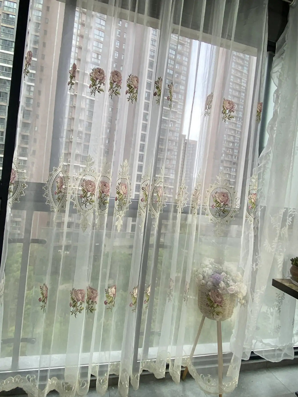 rideau blanc fleurs rose vert broderie dorée transparent classique romantique fenêtre française