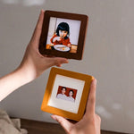 cadre photo bois naturel marron noir jaune classique enfant bébé décoration intérieure vintage
