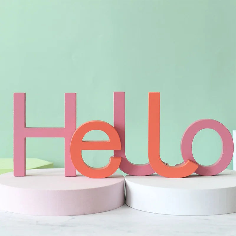 décoration murale lettres bois minimalistes couleurs variées moderne ludique adhésif love smile hello good