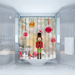 Des rideaux festifs de couleur rouge et verte, ornés de motifs de bonhomme de neige, d'étoiles et de lumières de Noël. Ces rideaux servent de décoration de Noël, ajoutant une ambiance chaleureuse pour le jour de Noël. Sur le côté, on peut apercevoir un jouet de personnage fictif portant un chapeau de costume de Noël, complétant l'ambiance festive. Ces rideaux sont parfaits pour les vacances, ajoutant une touche de joie à toute maison pendant la saison des fêtes.