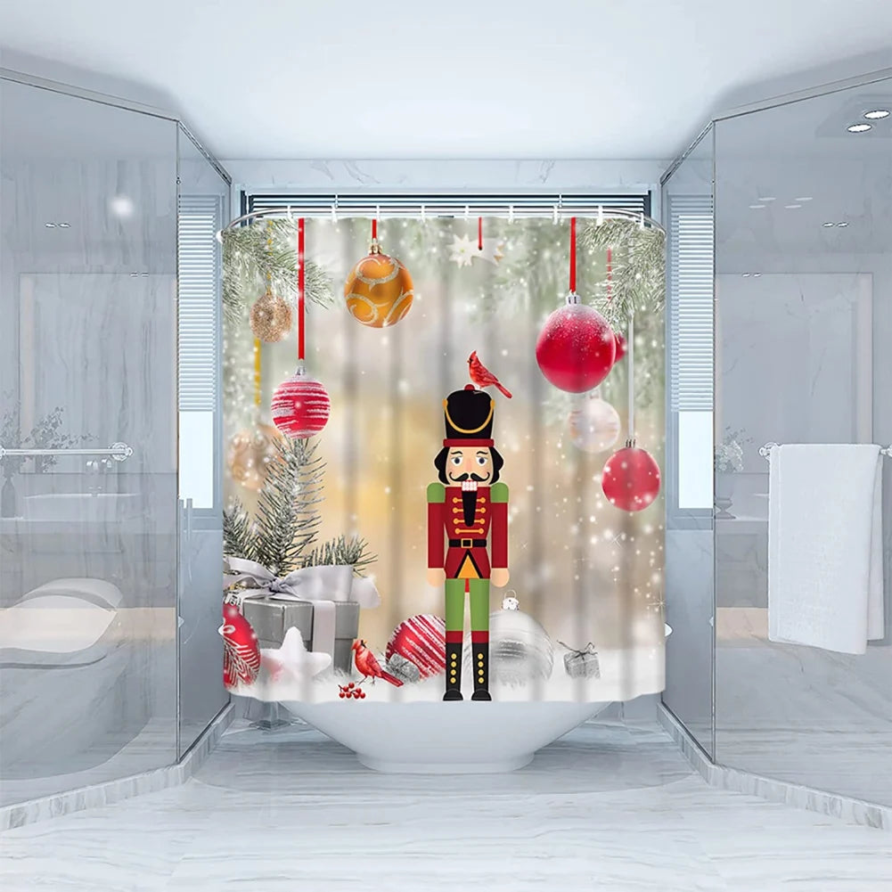 Des rideaux festifs de couleur rouge et verte, ornés de motifs de bonhomme de neige, d'étoiles et de lumières de Noël. Ces rideaux servent de décoration de Noël, ajoutant une ambiance chaleureuse pour le jour de Noël. Sur le côté, on peut apercevoir un jouet de personnage fictif portant un chapeau de costume de Noël, complétant l'ambiance festive. Ces rideaux sont parfaits pour les vacances, ajoutant une touche de joie à toute maison pendant la saison des fêtes.