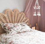 Détail du tissage en rotin de la tête de lit
