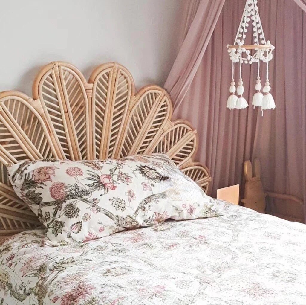 Détail du tissage en rotin de la tête de lit
